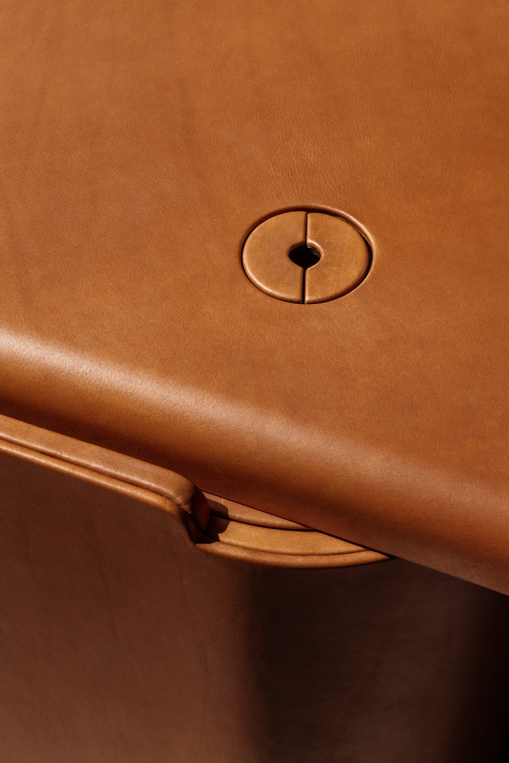 Ippico-II-leather-desk-Martin-Masse-kolkhoze-3