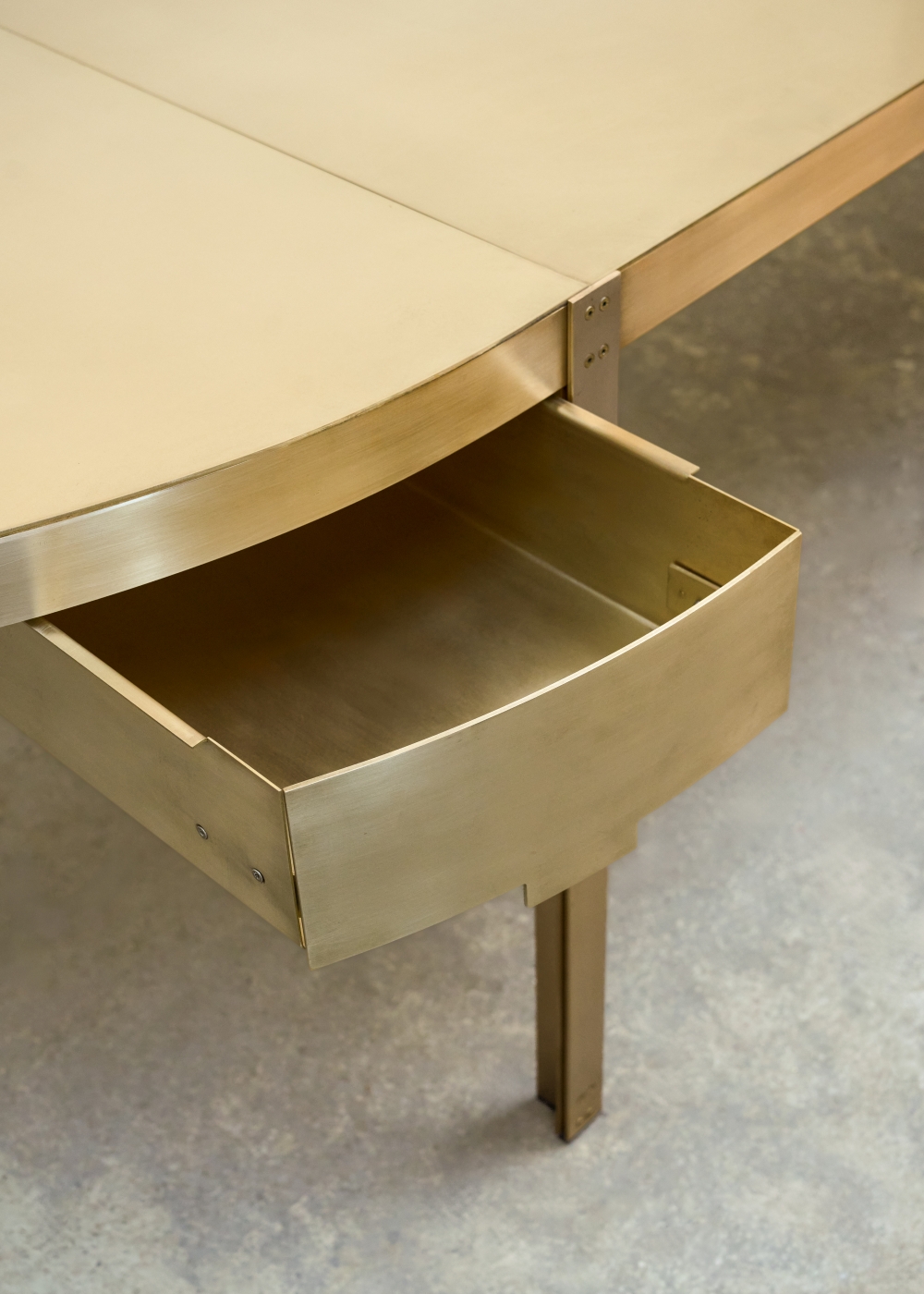 KO-Table-thomas-Lemut-kolkhoze-3